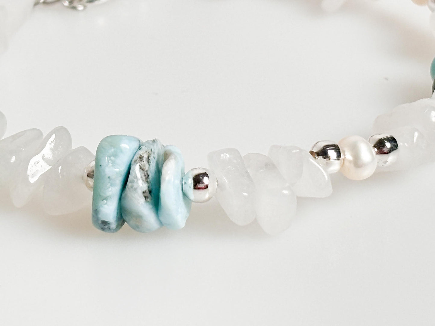 Weißes Jade Splitterarmband mit Larimar & Süßwasserperlen - Elegantes Edelsteinarmband für jeden Anlass