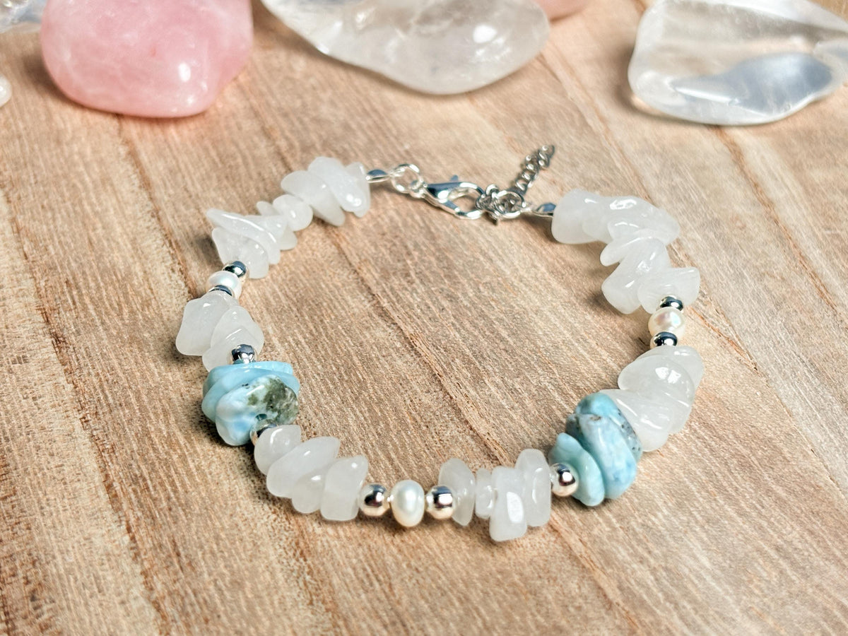 Weißes Jade Splitterarmband mit Larimar & Süßwasserperlen - Elegantes Edelsteinarmband für jeden Anlass