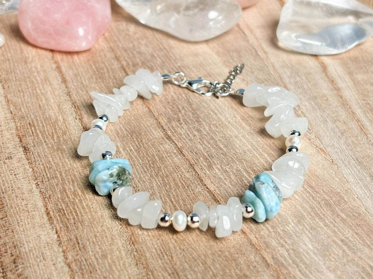 Weißes Jade Splitterarmband mit Larimar & Süßwasserperlen - Elegantes Edelsteinarmband für jeden Anlass