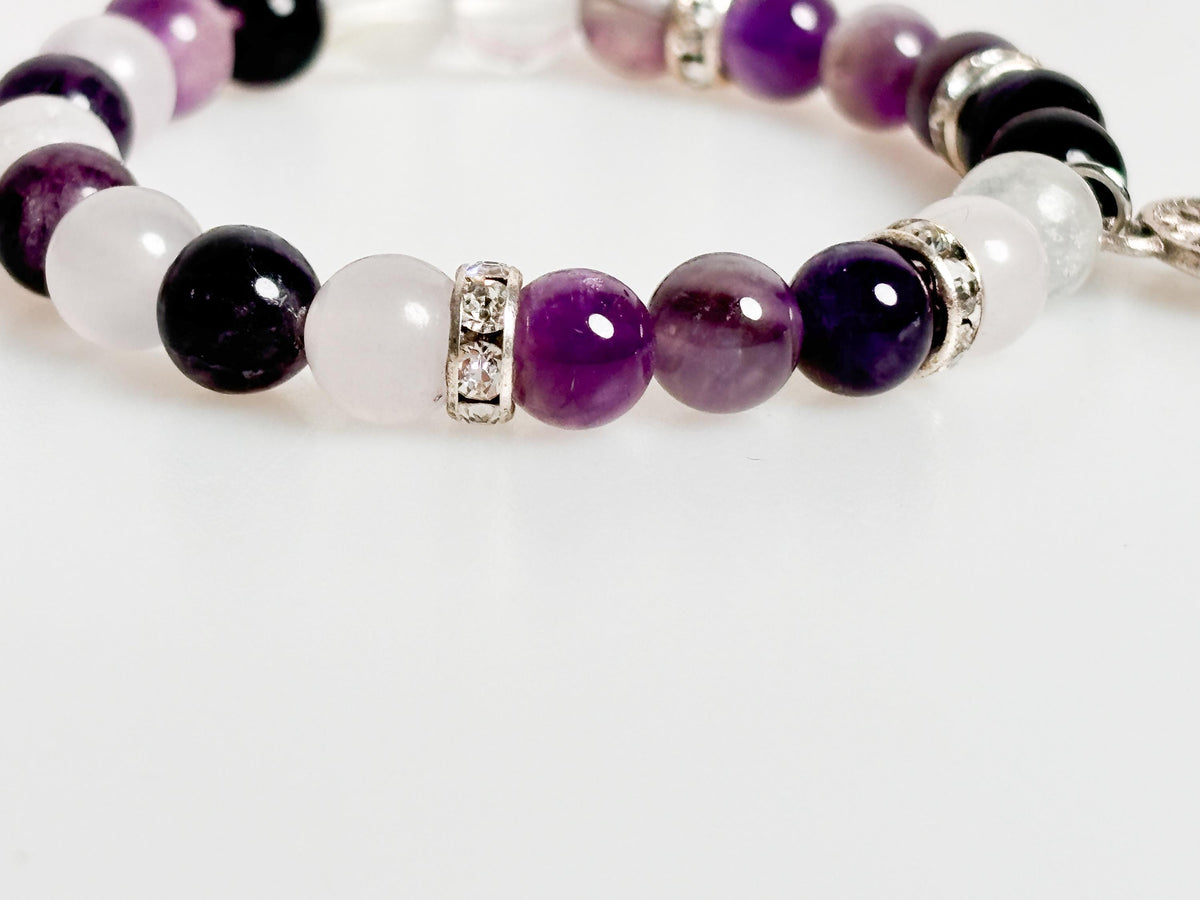 Elastisches Perlenarmband 8mm: Amethyst, Fluorit & Bergkristall – Handgemachtes Chakra Schmuckstück, Heilsteine, Boho Stil