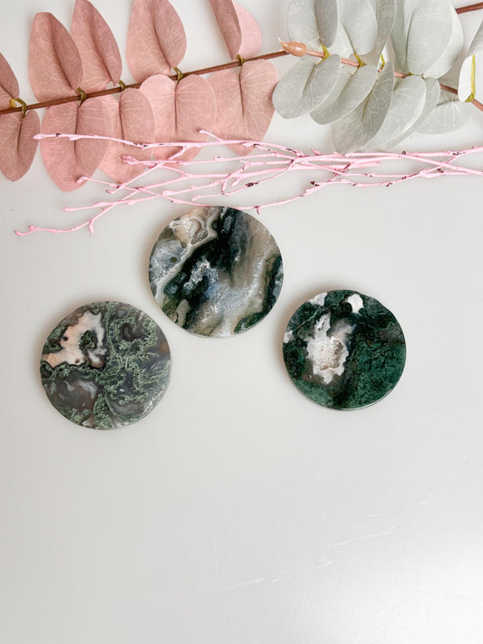 Moss agate slices 5.2-5.9 cm with geodes and visible moss, transparent areas, natural stone decoration