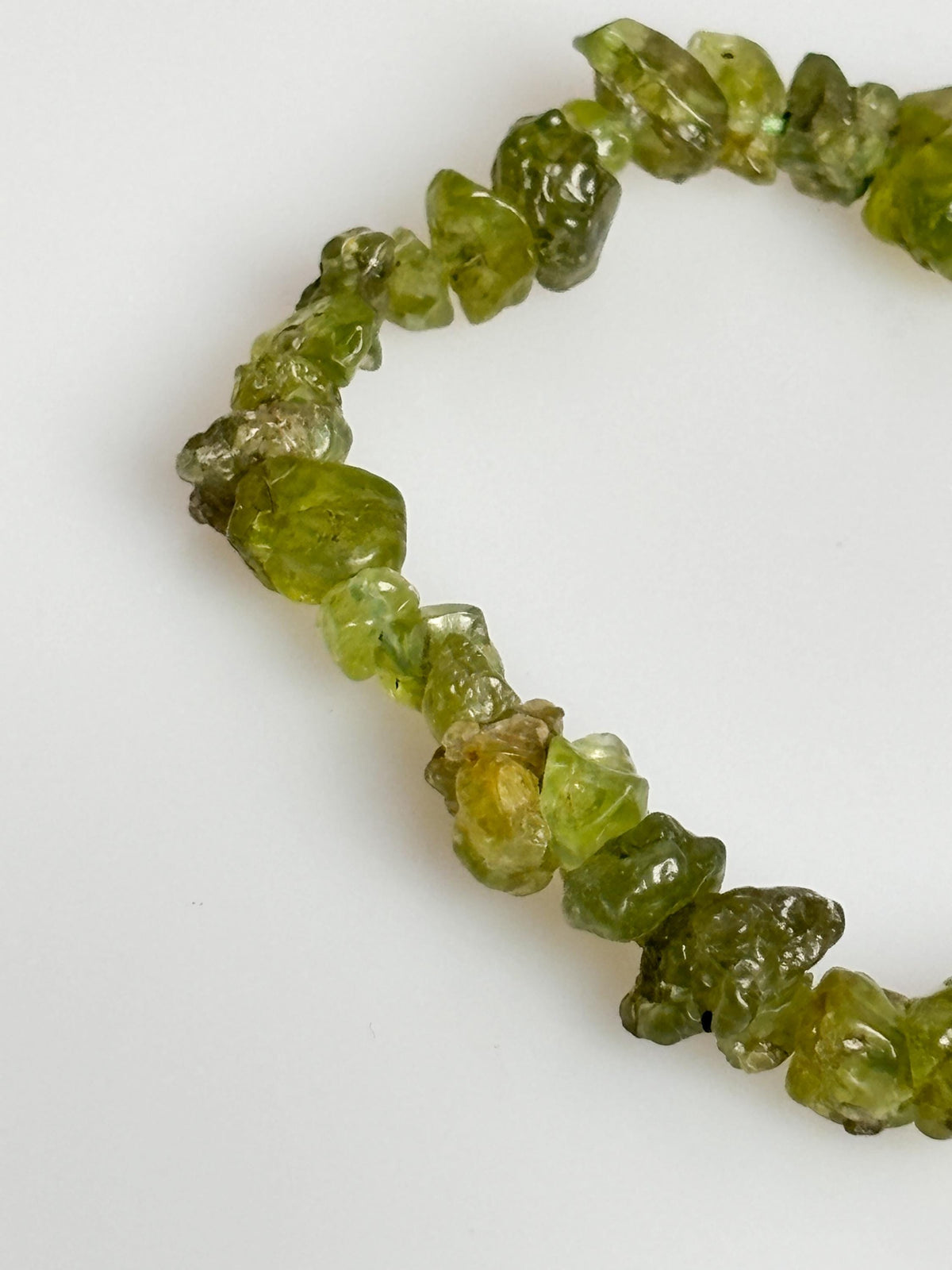 Elastisches Splitterarmband aus Peridot – Echter Heilstein für innere Balance und Wohlstand – Flexibles Edelsteinarmband