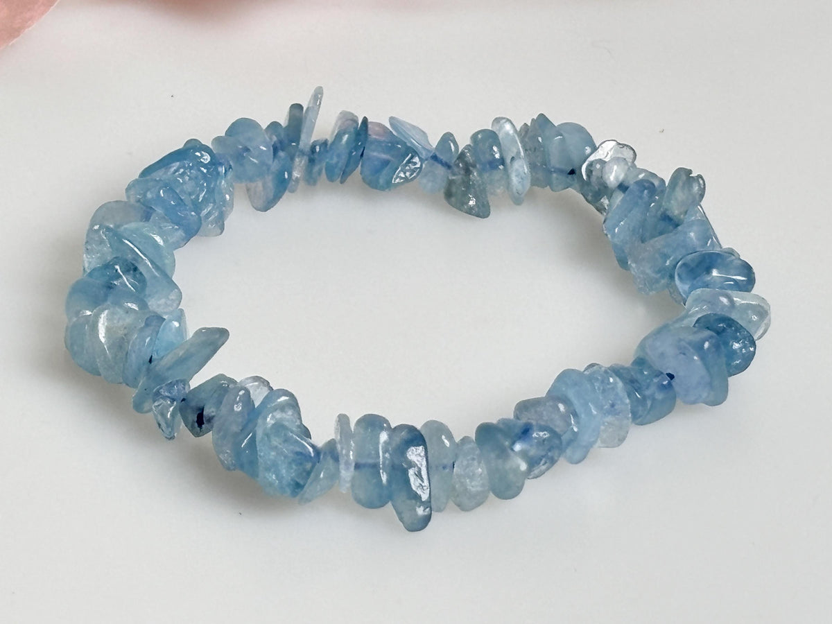 Elastisches Aquamarin Splitterarmband – Natürlicher Edelstein, handgefertigt, beruhigende Wirkung, perfektes Geschenk