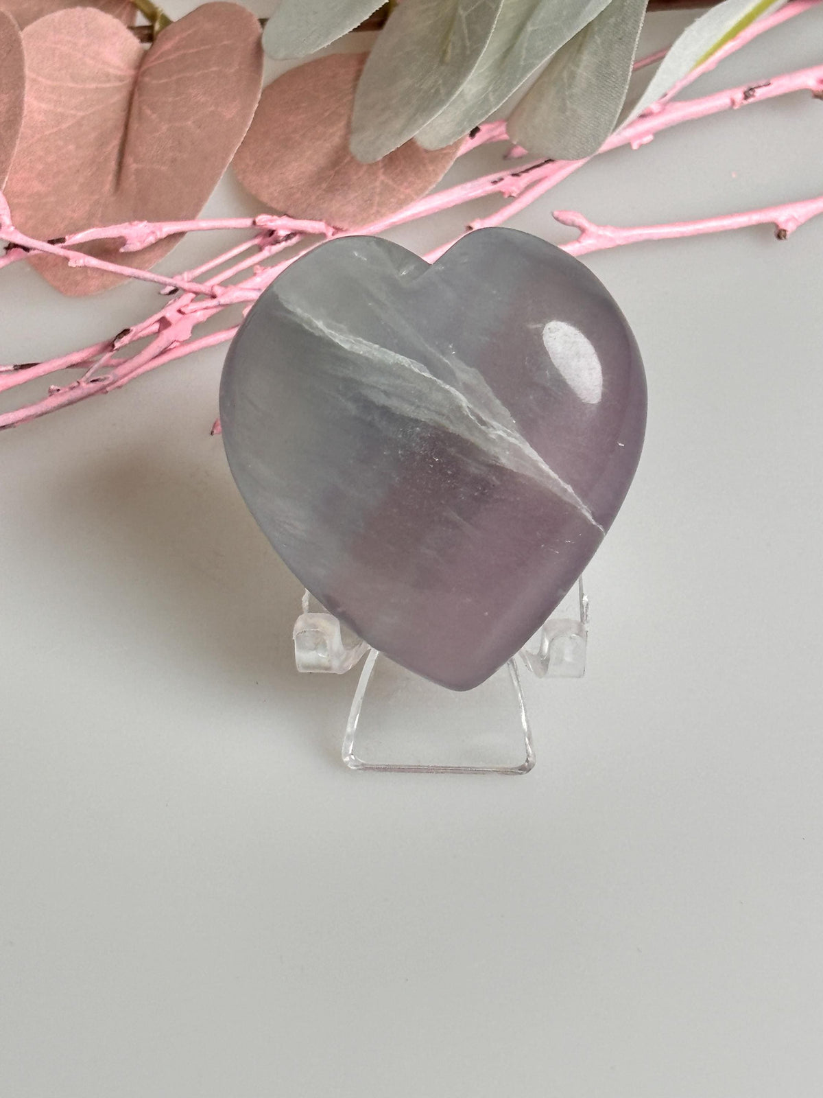 Lila-grünes Fluorit Herz mit zarter weißer Feder - Wunderschöner Kristall zur Energieharmonisierung, ca. 4,7cm.
