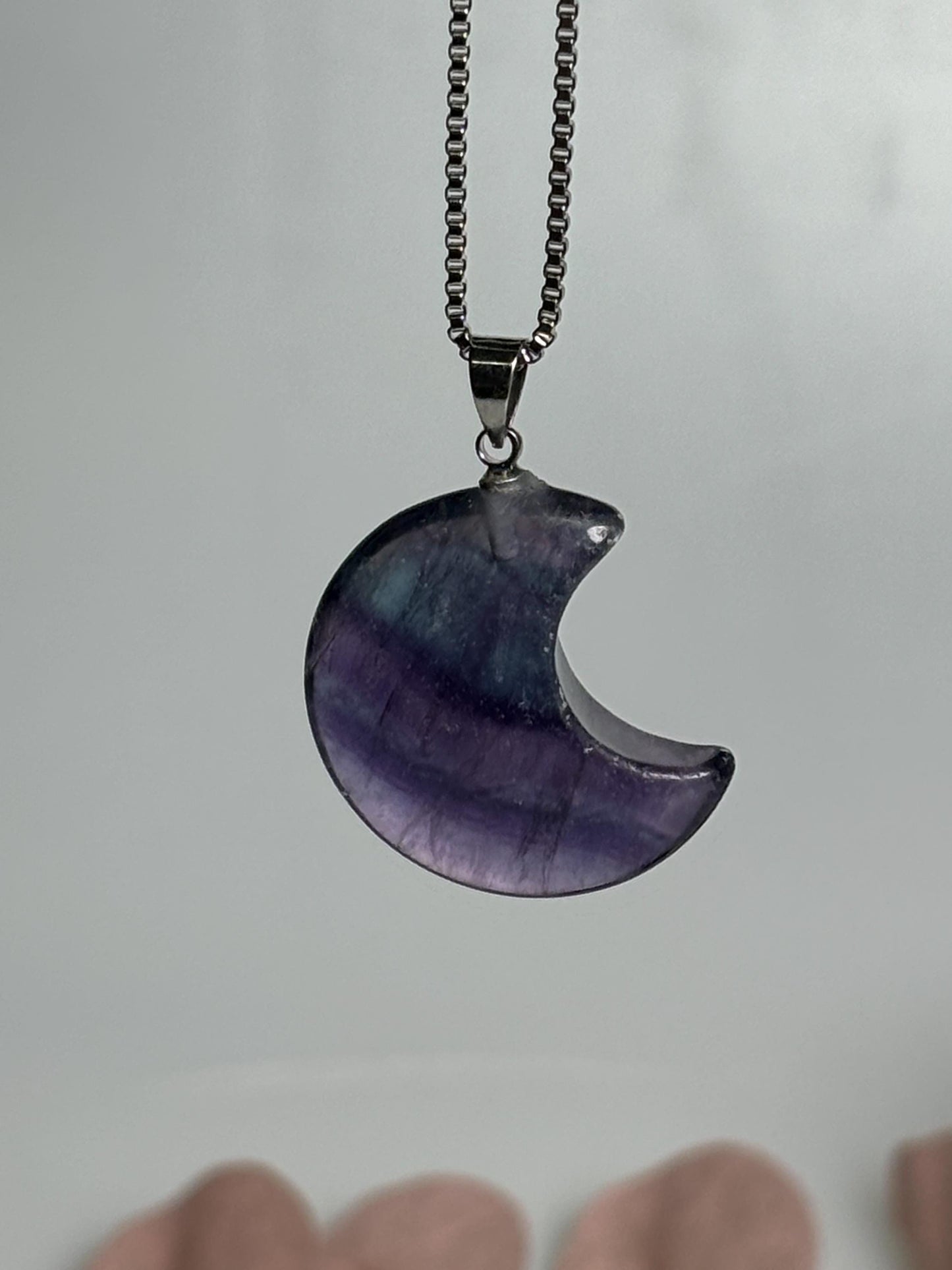 Fluorit Mond Kettenanhänger 2,4 cm  Natürlicher Edelstein Schmuck für Intuition und Klarheit