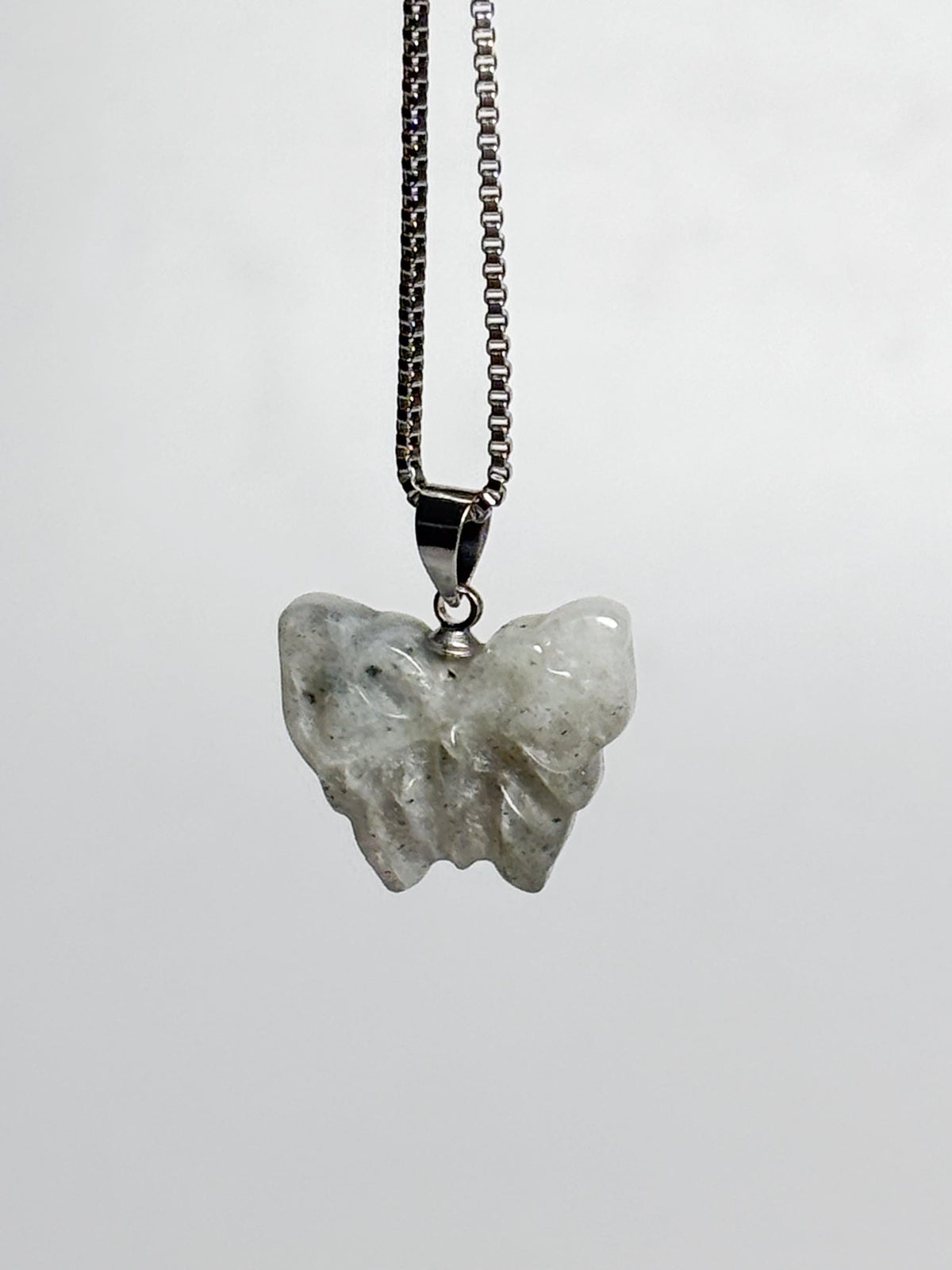 Labradorit Schmetterling Kettenanhänger  Magischer Schmuck mit schillerndem Stein