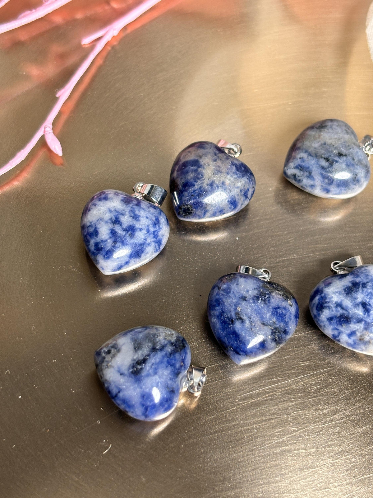 Kleiner Sodalith Herzanhänger  Edler Schmuck aus Naturstein  Spirituelles Geschenk & Begleiter