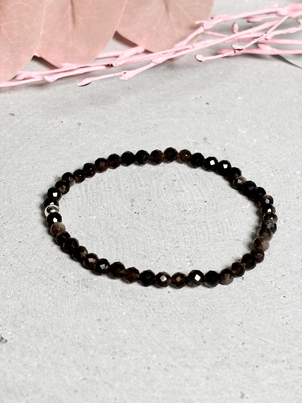 Zartes Silber Obsidian Armband 4mm facettiert | Elastisches Edelstein Armband | Schutzstein Schmuck für Damen & Herren