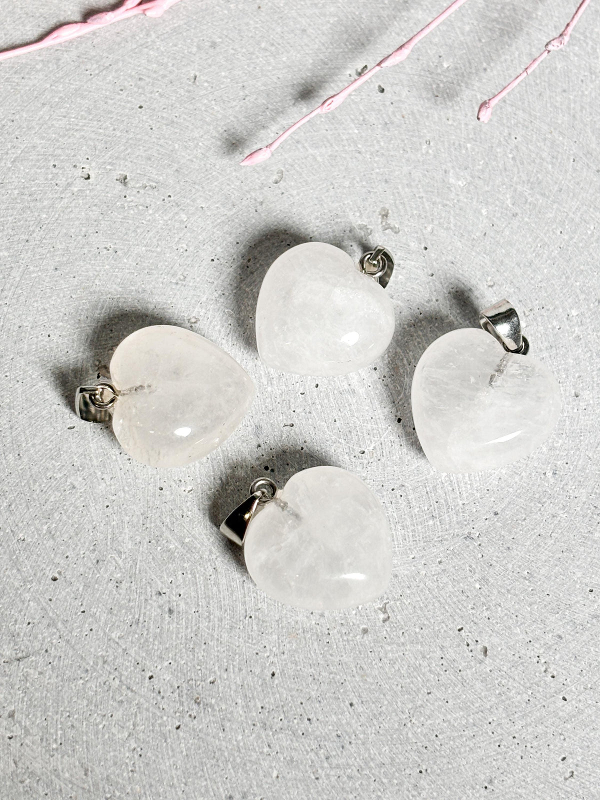Milchiger Bergkristall Kettenanhänger Herz, ca. 2x2 cm, edler Kristall Schmuck