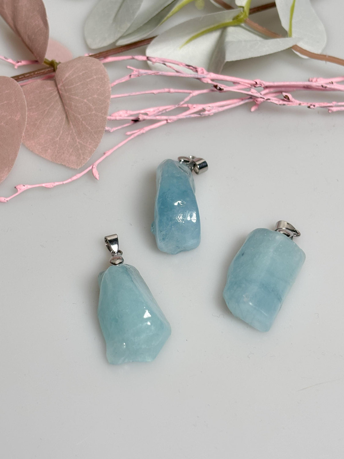 Aquamarin Rohstein Kettenanhänger  Polierter Naturstein in Freiform, echter Aquamarin Schmuck