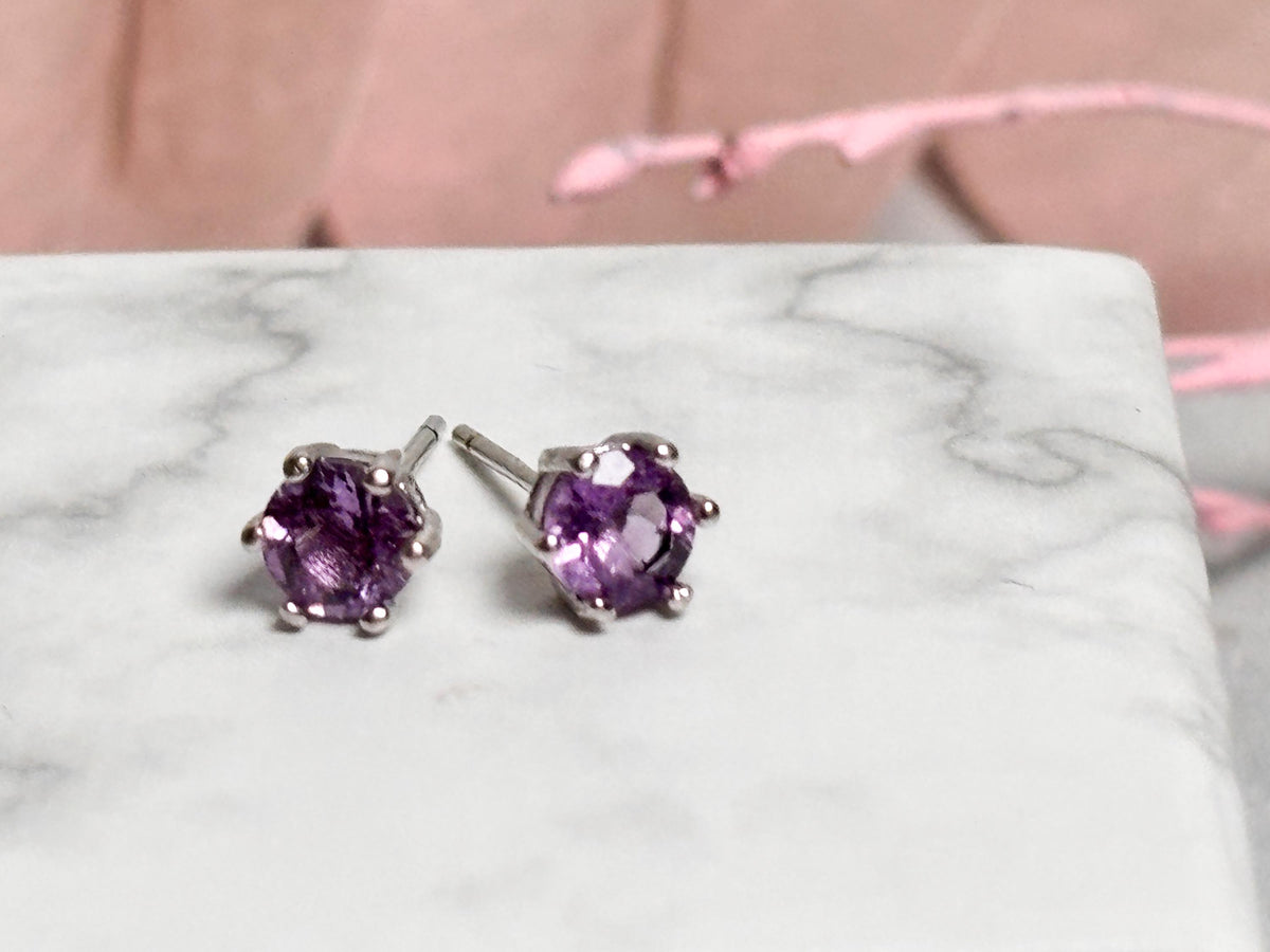 925 Silber Ohrstecker mit Amethyst  Zarter Edelsteinschmuck, zeitlos & elegant, ideal als Geschenk für Frauen