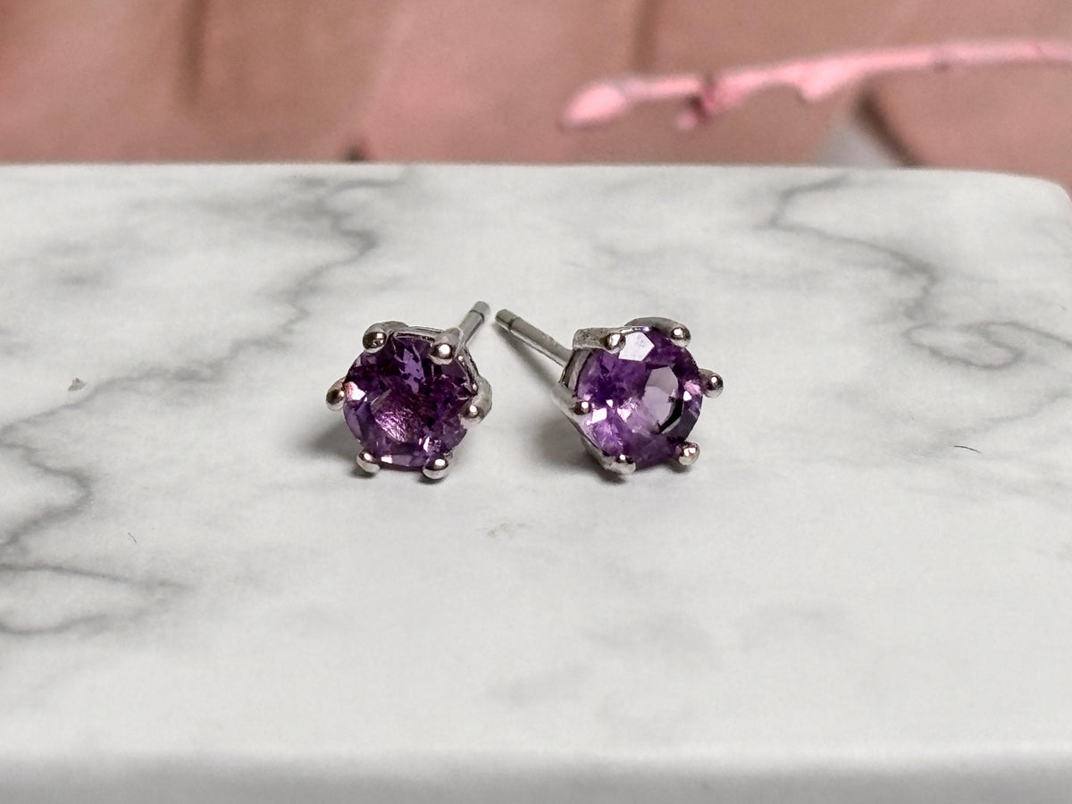 925 Silber Ohrstecker mit Amethyst  Zarter Edelsteinschmuck, zeitlos & elegant, ideal als Geschenk für Frauen