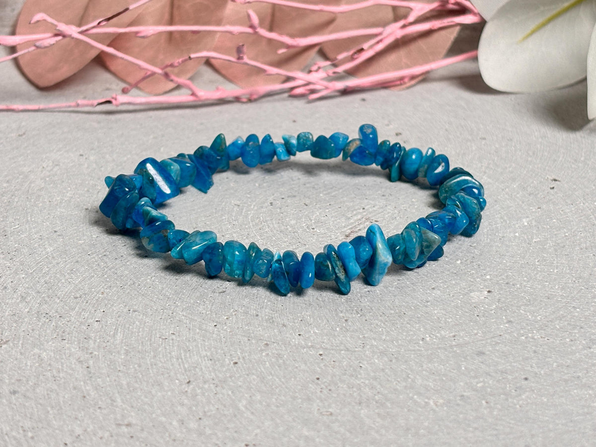 Blaues Apatit Splitterarmband  Elastisches Edelsteinarmband 6 mm, 17,5 cm  Handgefertigter Schmuck