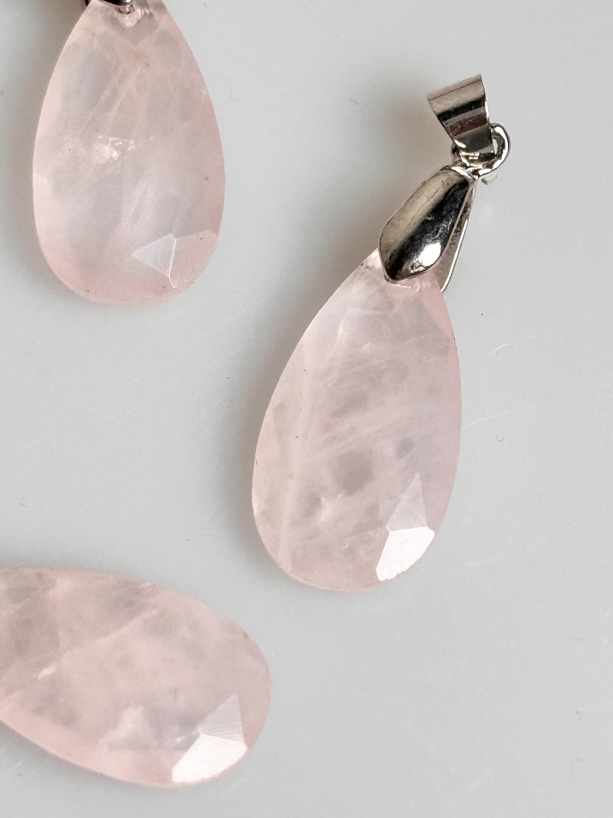 Facettierter Rosenquarz Kettenanhänger  Tropfenform, zartes Rosa, eleganter Edelstein Anhänger