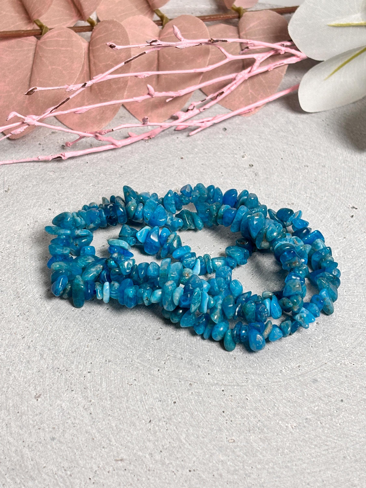 Blaues Apatit Splitterarmband  Elastisches Edelsteinarmband 6 mm, 17,5 cm  Handgefertigter Schmuck