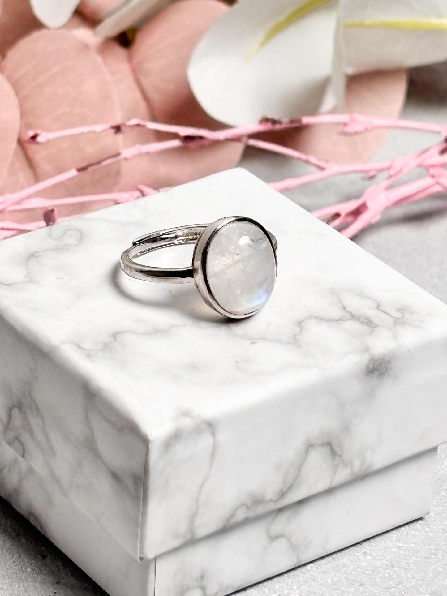 925 Silberring größenverstellbar mit ovalem Mondstein  blauer Flash, Boho Edelsteinring