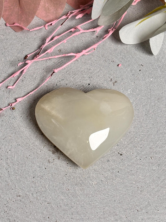 Grünes Mondsteinherz mit wunderschönem Schimmer  Edelstein Schmuckstück, Unikat für Harmonie & Balance