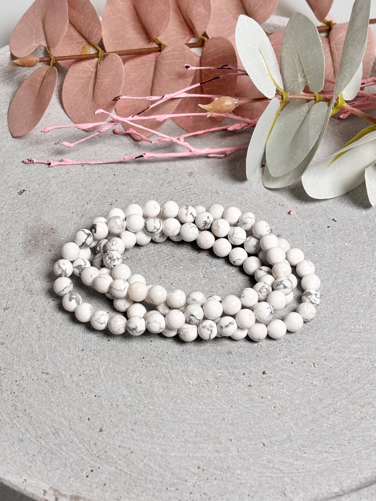 Howlith Perlenarmband elastisch  7 mm weiße Perlen, schlicht & elegant, Symbol für Gelassenheit und Balance