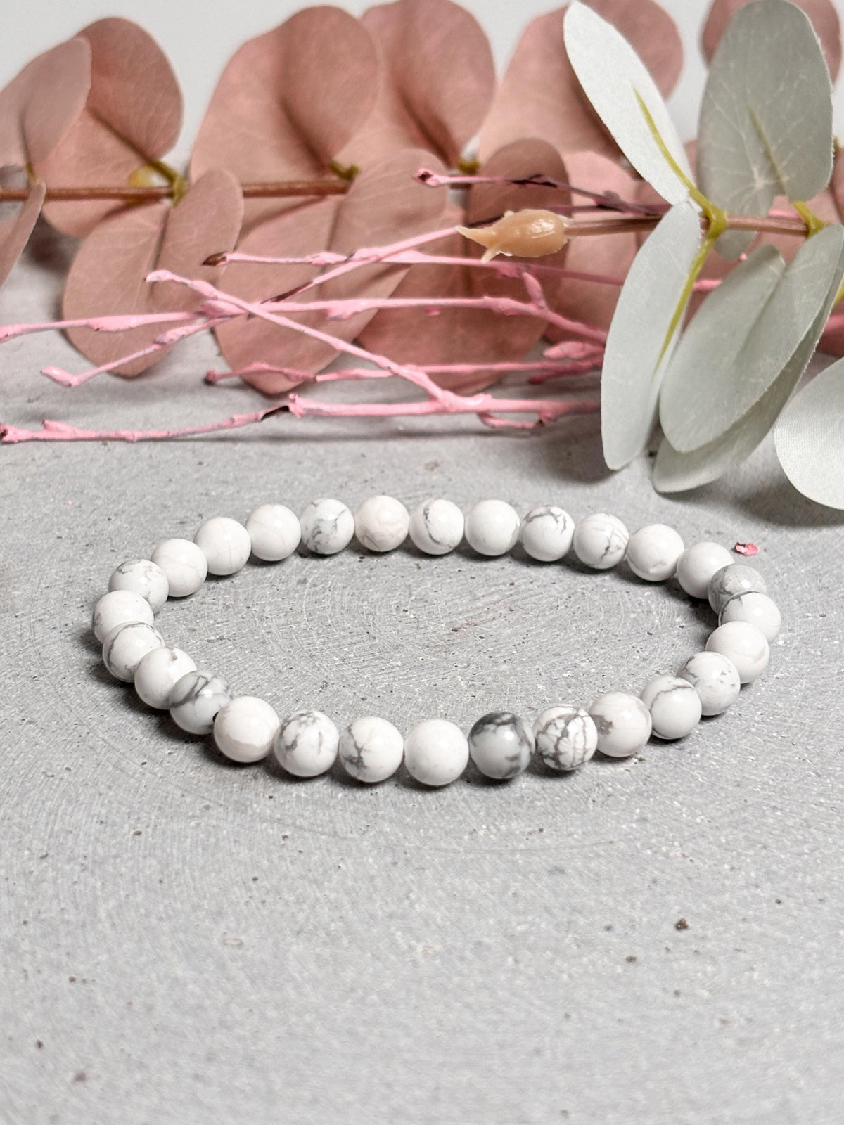 Howlith Perlenarmband elastisch  7 mm weiße Perlen, schlicht & elegant, Symbol für Gelassenheit und Balance