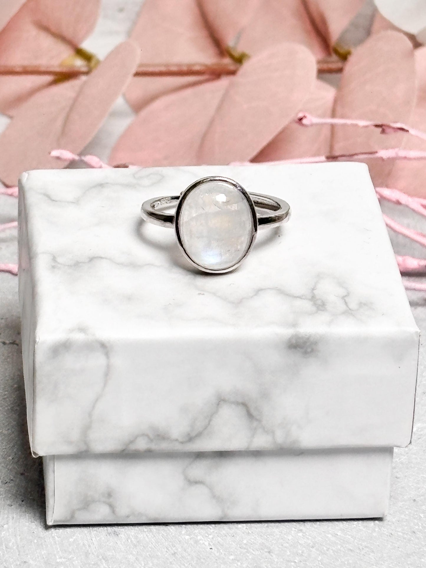 925 Silberring größenverstellbar mit ovalem Mondstein  blauer Flash, Boho Edelsteinring