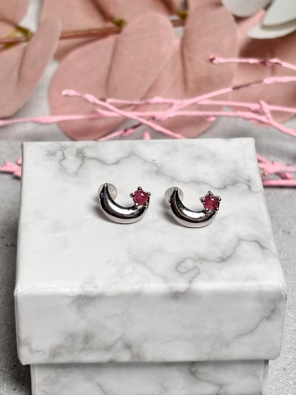 925 Silber Ohrstecker Mond mit pinkem Turmalin  Feine Ohrringe mit Edelstein  Geschenkidee  Femininer Schmuck mit Bedeutung