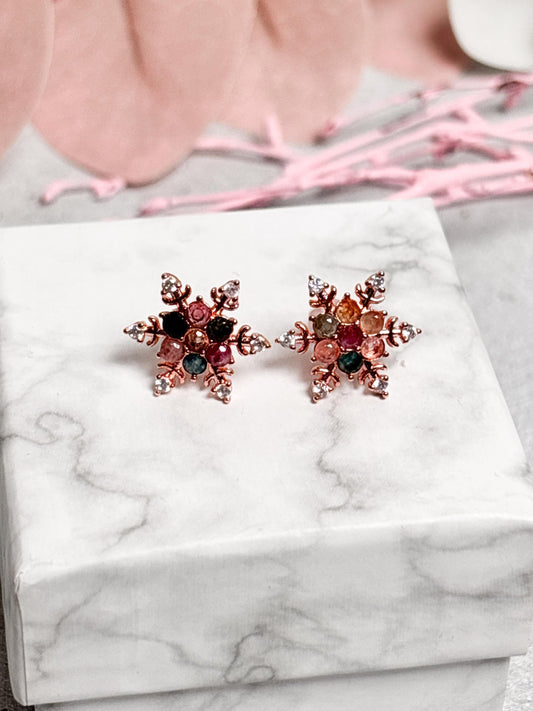 Ohrstecker Schneeflocke 925 Silber | Roségold | Mit buntem Turmalin | Winterliche Edelstein Ohrringe
