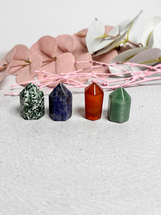 Kleine Edelstein Türme  Mini Kristalle als Geschenk & Deko  Spirituelle Deko mit Heilsteinen | Ideal für Altar, Meditation, Tisch