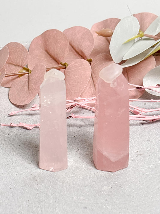 2 kleine Rosenquarztürmchen  eines heller, eines kräftiger Rosa  Edelstein Skulpturen für Deko & Meditation