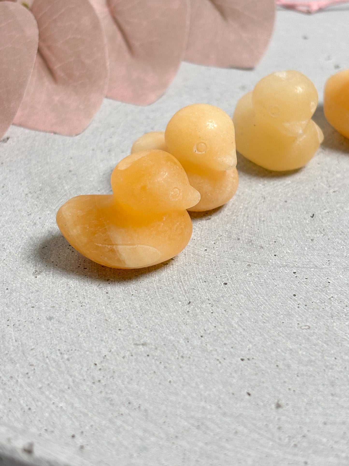 Kleines Quietscheentchen aus gelbem Calcit  2,2×2,7×2,2cm  Glücksbringer Edelsteinfigur  Kristall Tierfigur Deko