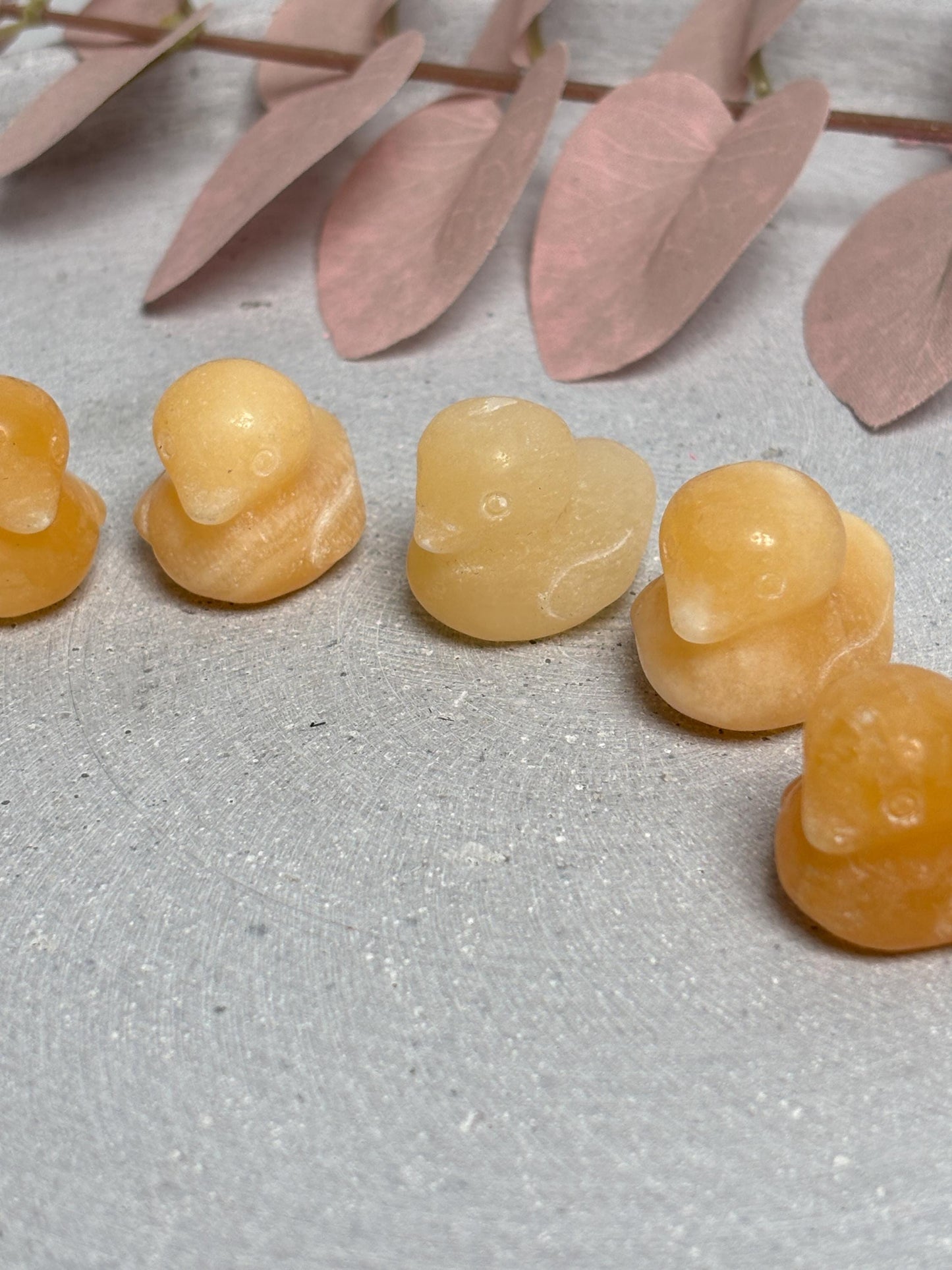Kleines Quietscheentchen aus gelbem Calcit  2,2×2,7×2,2cm  Glücksbringer Edelsteinfigur  Kristall Tierfigur Deko