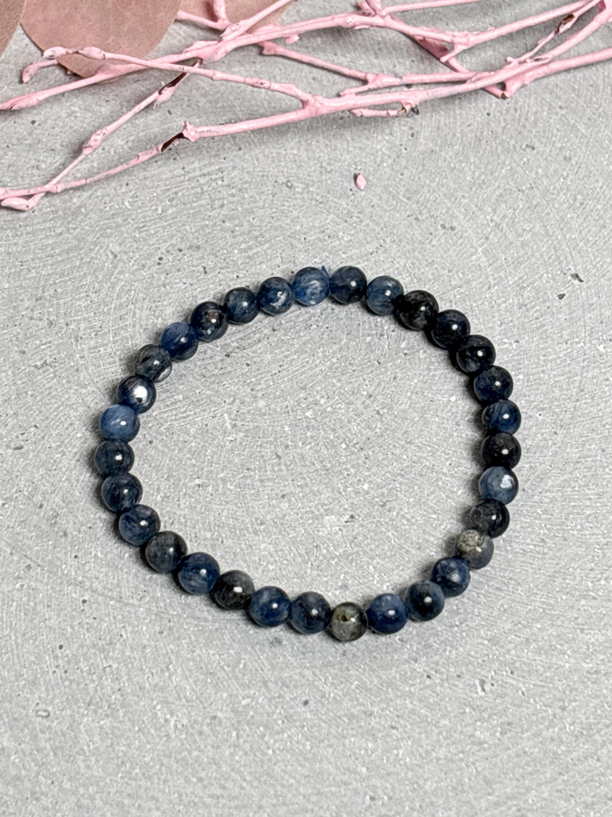 Blaues Kyanit Armband  Elastisches Perlenarmband 6 mm  Edelstein Armband für Frauen  Kyanite Schmuck  Kristallarmband blau