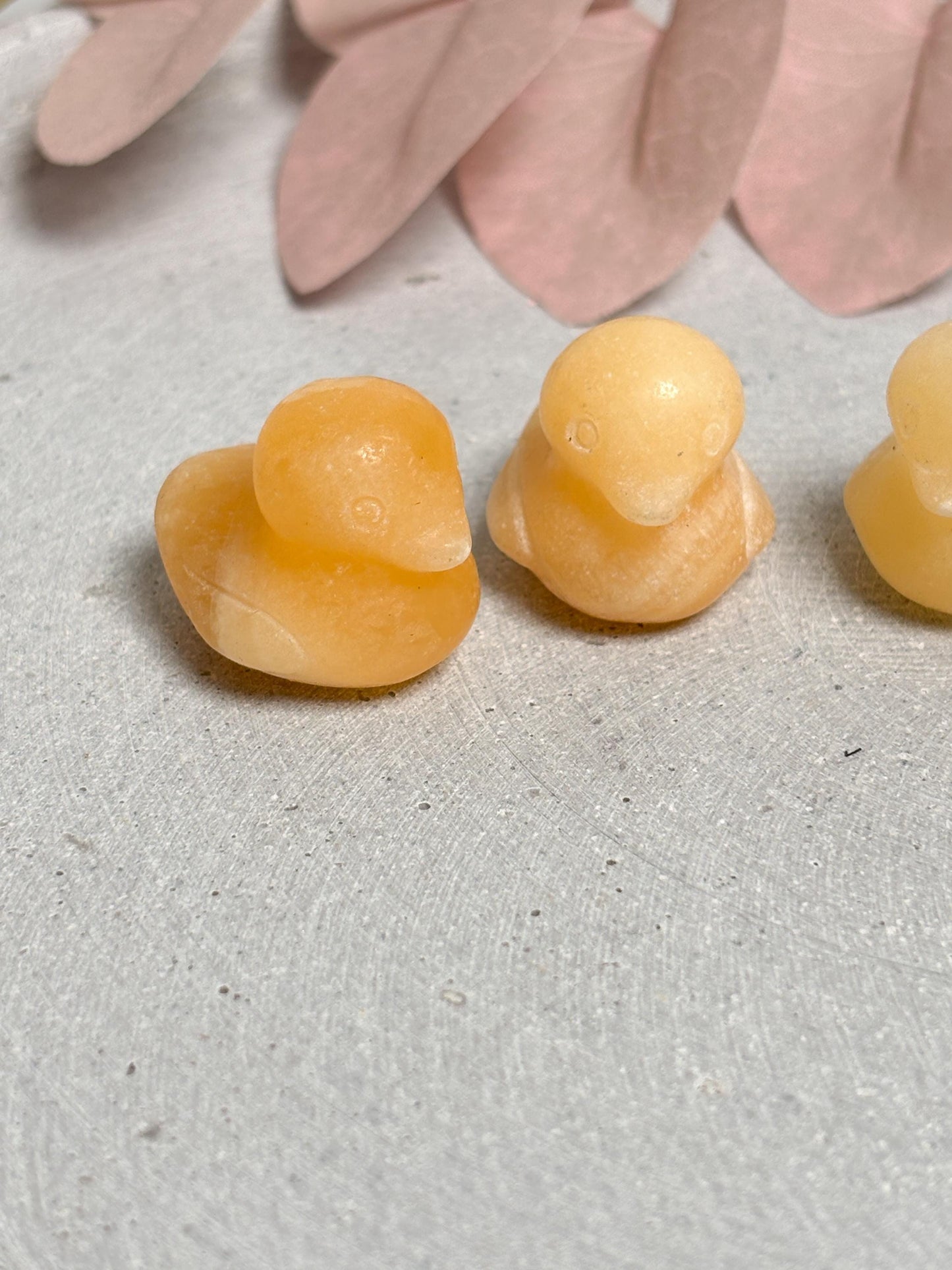 Kleines Quietscheentchen aus gelbem Calcit  2,2×2,7×2,2cm  Glücksbringer Edelsteinfigur  Kristall Tierfigur Deko