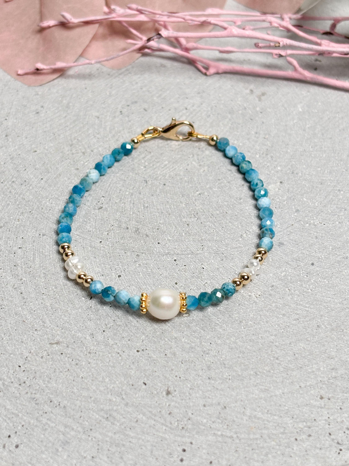 Perlenarmband mit Apatit & Süßwasserperlen  3,5mm facettiert  17,5cm + 5cm Verlängerung  goldene Details  Damenarmband handmade