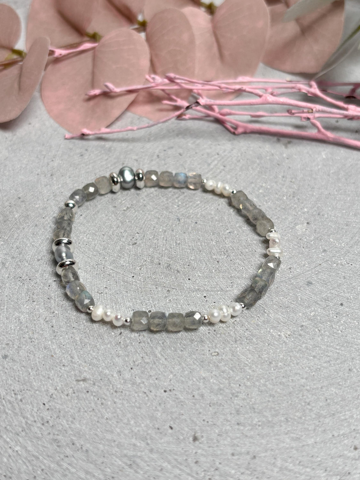 Elastisches Armband Labradorit Würfel 4mm und 3mm Süßwasserperlen, facettiert, silberne Zwischenteile, Edelstein Schmuck