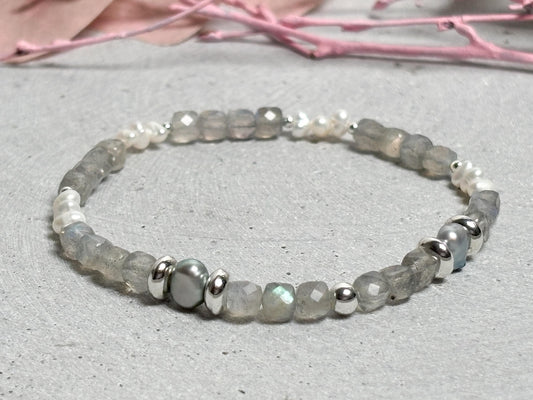 Elastisches Armband Labradorit Würfel 4mm und 3mm Süßwasserperlen, facettiert, silberne Zwischenteile, Edelstein Schmuck