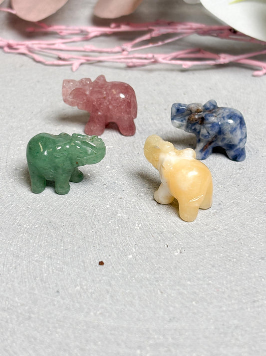 Mini Elefant Kristallfigur aus Erdbeerquarz, Sodalith, gelbem Calcit oder grünem Aventurin  Edelstein Tierfigur  ca. 2,4 cm