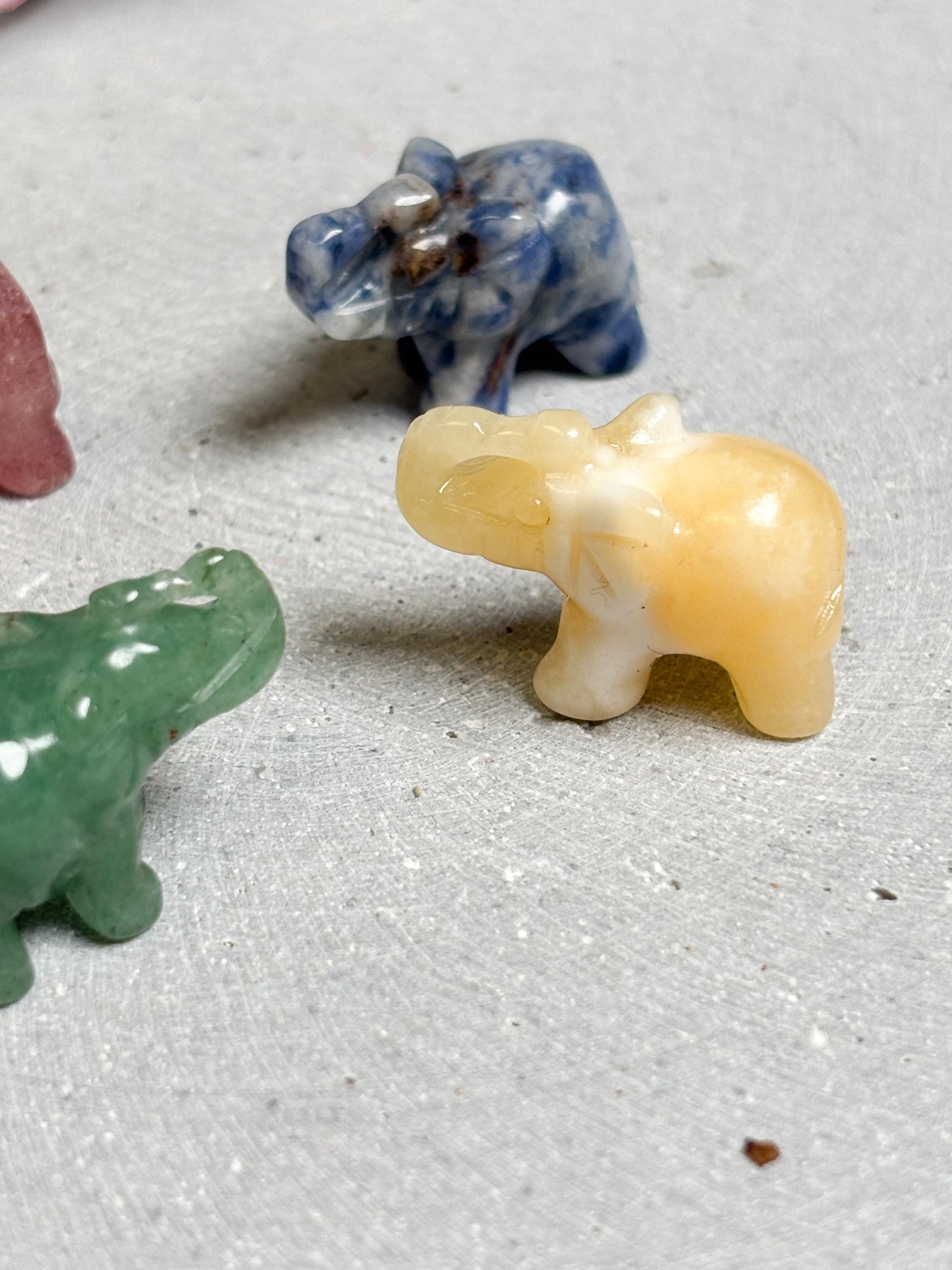 Mini Elefant Kristallfigur aus Erdbeerquarz, Sodalith, gelbem Calcit oder grünem Aventurin  Edelstein Tierfigur  ca. 2,4 cm