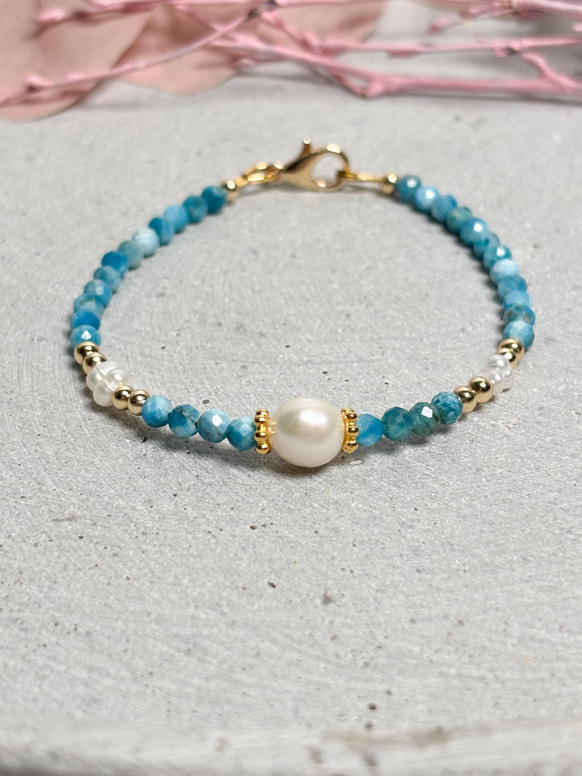 Perlenarmband mit Apatit & Süßwasserperlen  3,5mm facettiert  17,5cm + 5cm Verlängerung  goldene Details  Damenarmband handmade