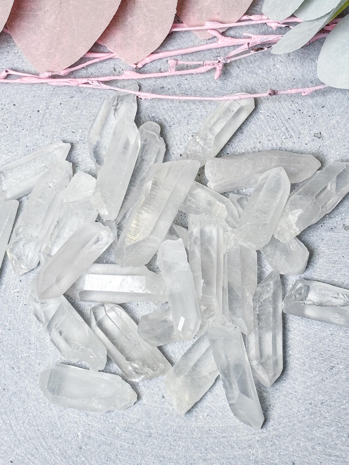 5er Set kleine natürliche Bergkristall Spitzen  Rohkristall Edelstein klarer Quarz Kristallspitze für Dekoration und Energiearbeit