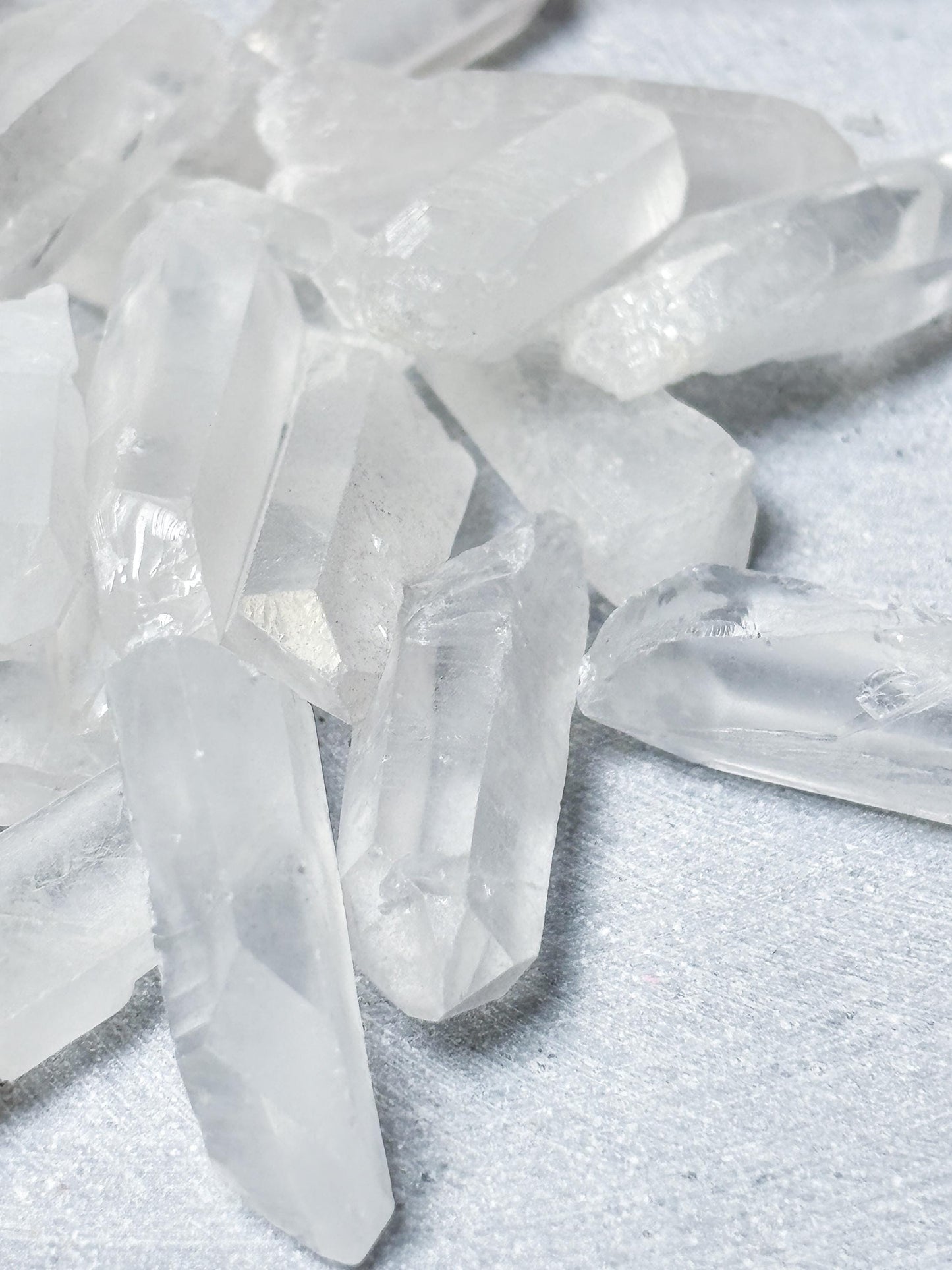 5er Set kleine natürliche Bergkristall Spitzen  Rohkristall Edelstein klarer Quarz Kristallspitze für Dekoration und Energiearbeit