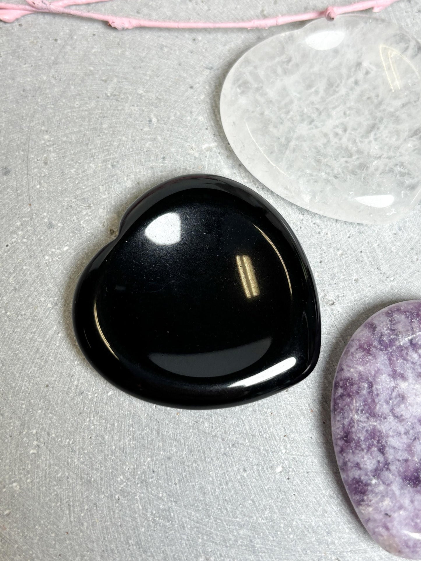 Edelstein-Herz mit Mulde  Worry Stone ca. 4cm  Obsidian, Rhodonit, Lepidolith, Bergkristall  Achtsamkeit & Geschenkidee