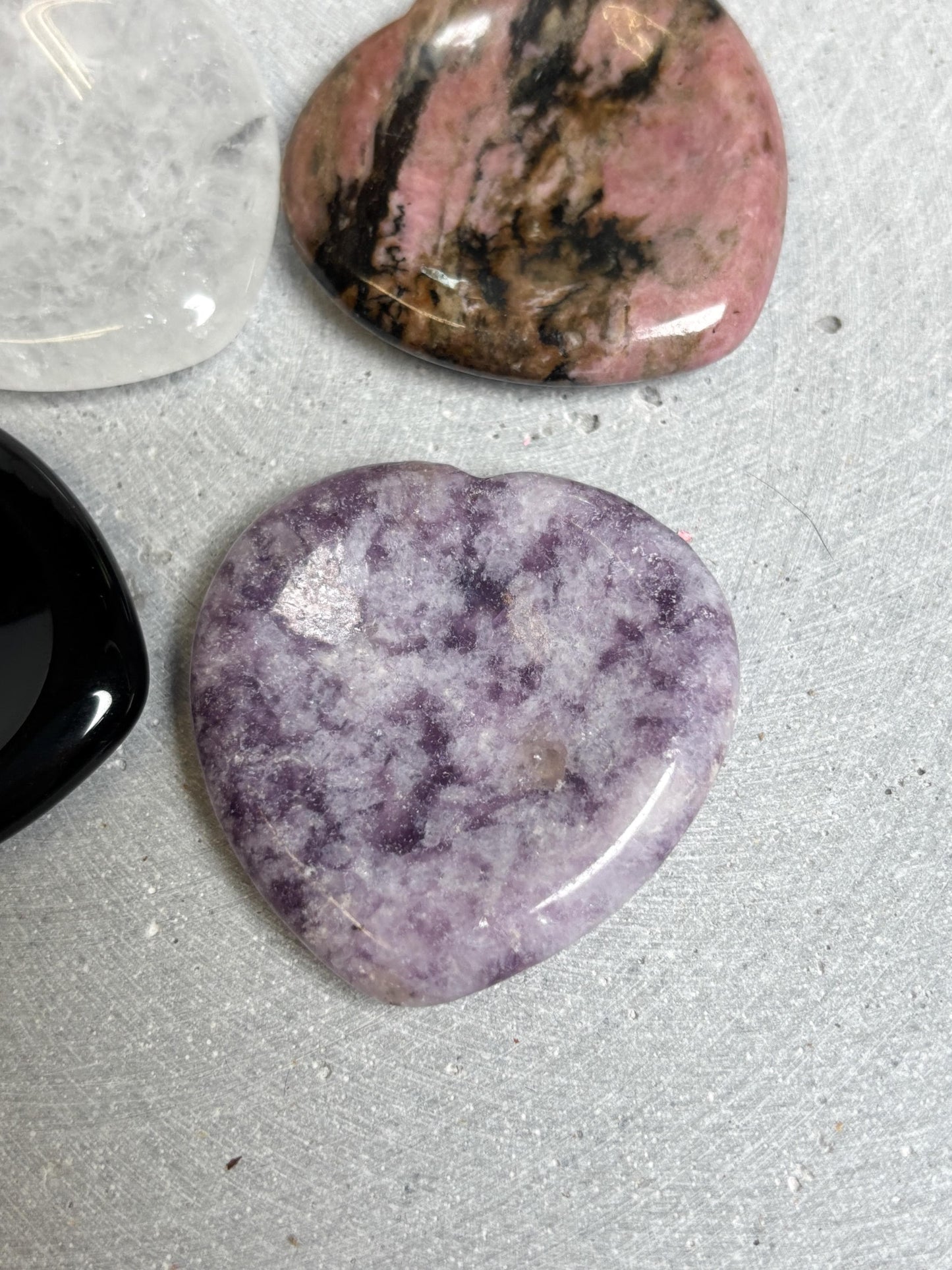Edelstein-Herz mit Mulde  Worry Stone ca. 4cm  Obsidian, Rhodonit, Lepidolith, Bergkristall  Achtsamkeit & Geschenkidee