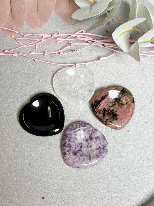 Edelstein-Herz mit Mulde  Worry Stone ca. 4cm  Obsidian, Rhodonit, Lepidolith, Bergkristall  Achtsamkeit & Geschenkidee