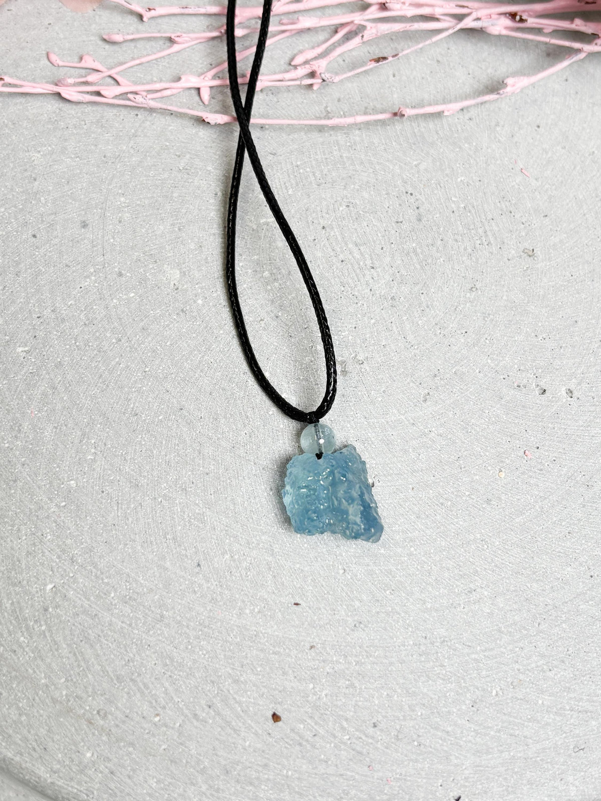 Aquamarin Kette mit Rohstein  Verstellbares Lederband mit Schiebeknoten  Natürlicher Aquamarin Anhänger
