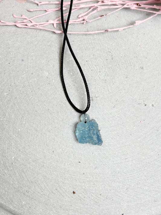 Aquamarin Kette mit Rohstein  Verstellbares Lederband mit Schiebeknoten  Natürlicher Aquamarin Anhänger