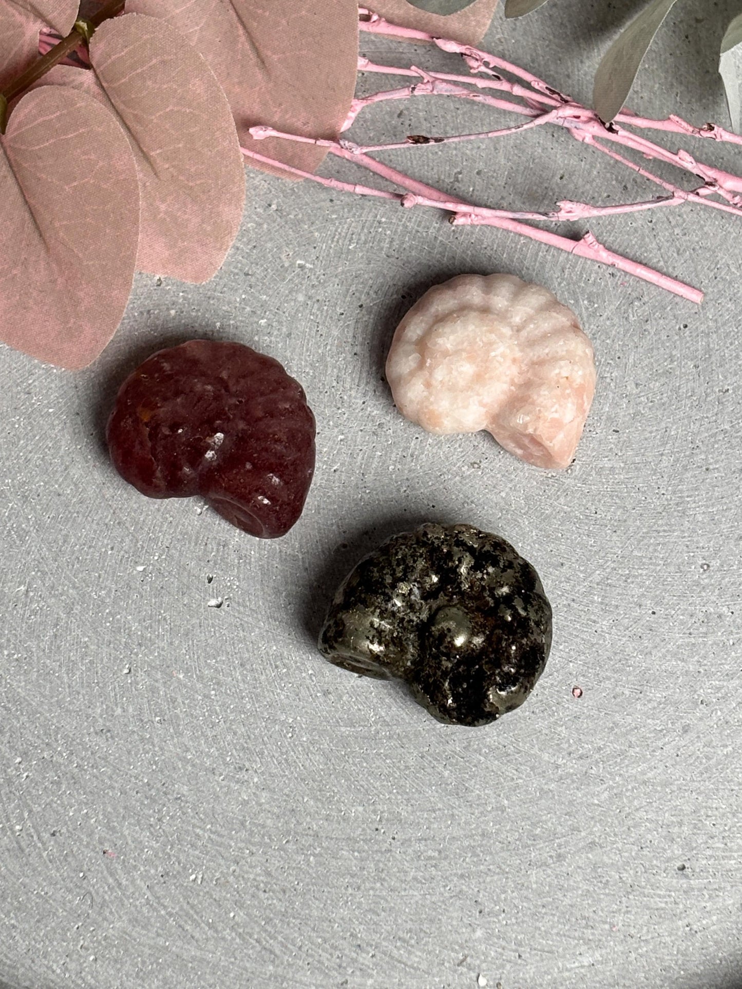 Kristalldeko Ammolitform aus Erdbeerquarz, Pyrit und Pink Amethyst ca. 3,2 cm  Edelstein Deko Naturstein Kristall