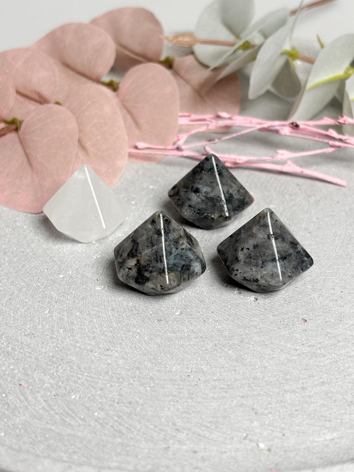 Kleine Kristalle in Diamantform aus Larvikit, golden Healer und Bergkristall 2,3x2,4 cm  Edelstein Deko Naturstein Kristall