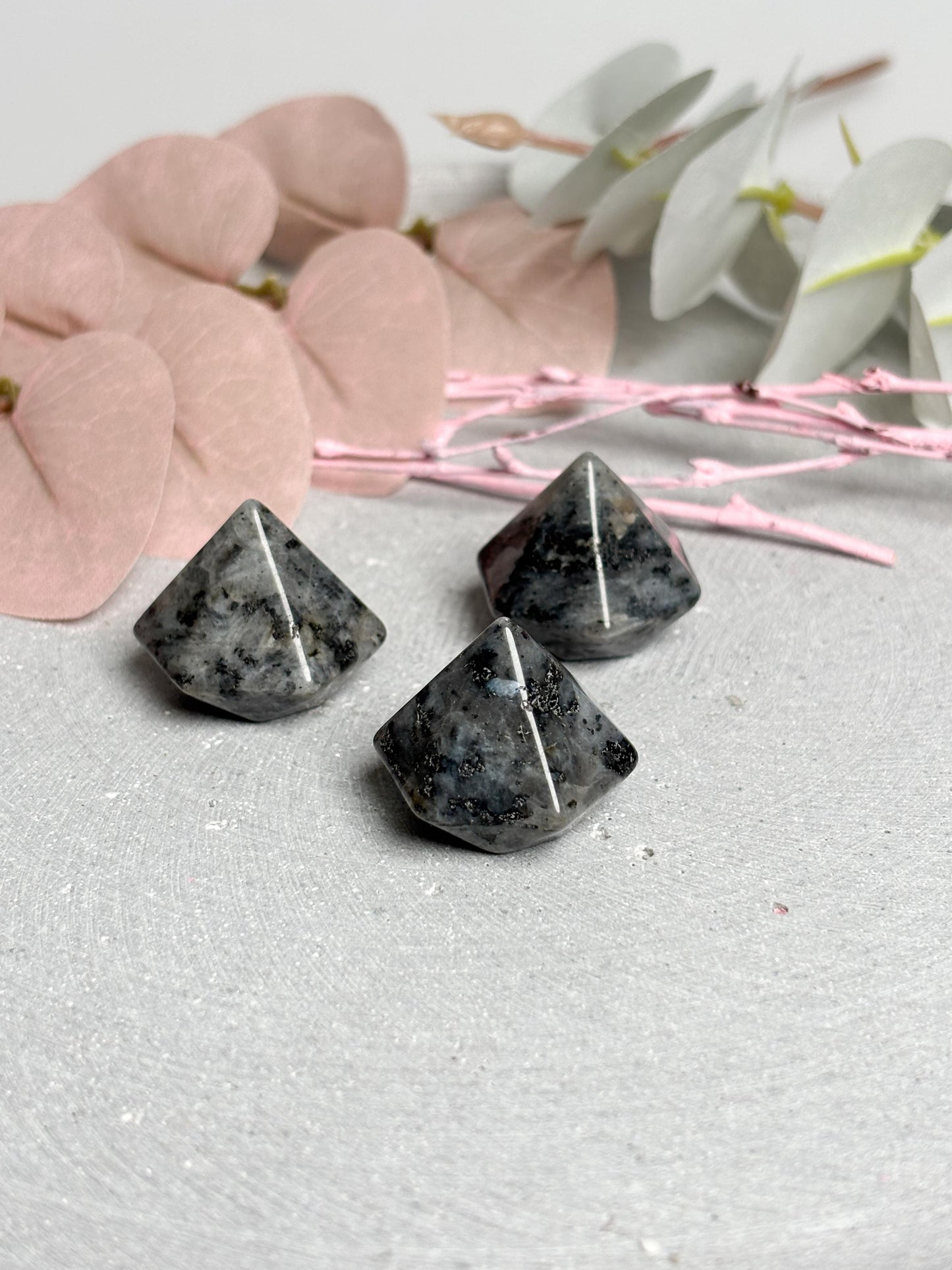 Kleine Kristalle in Diamantform aus Larvikit und Bergkristall 2,3x2,4 cm  Edelstein Deko Naturstein Kristall