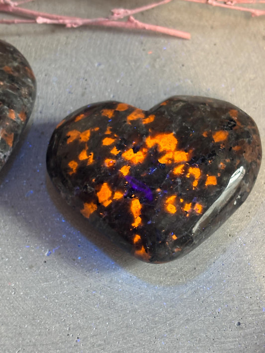 Yooperlite Herz 6 cm  Kristallherz aus Edelstein mit UV-Reaktion | Dekoration & Energiearbeit