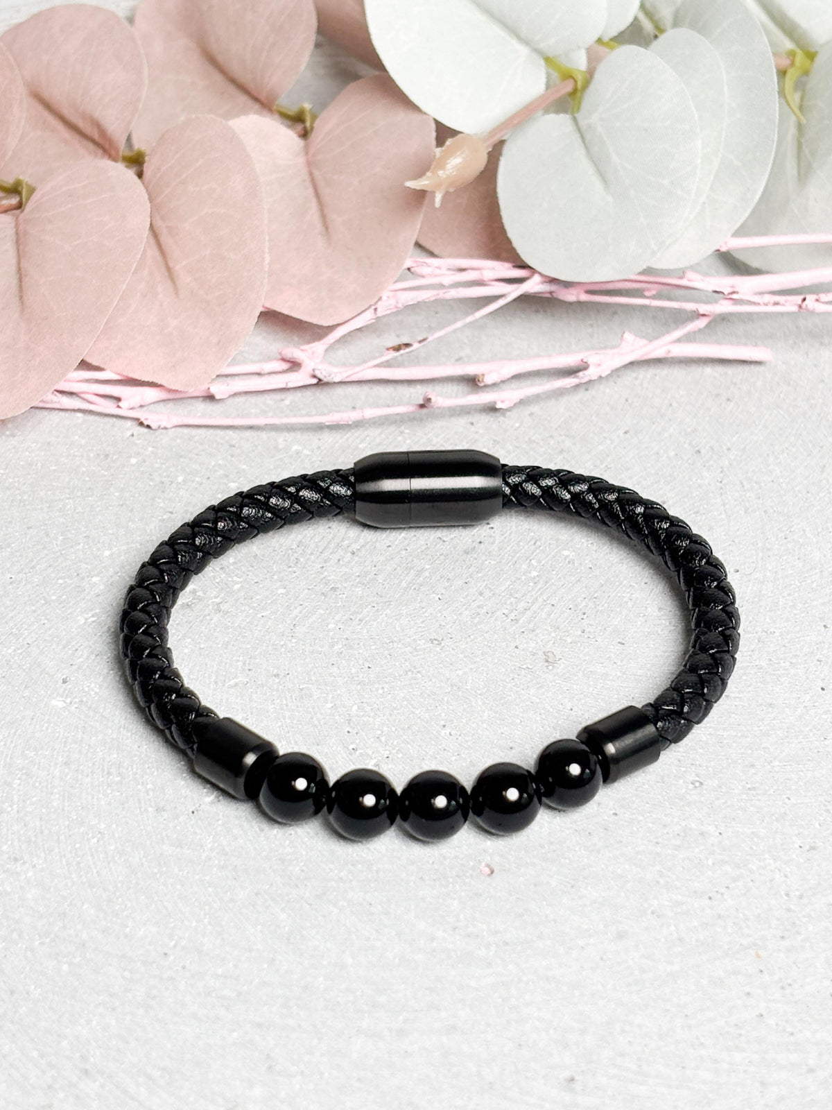Lederarmband mit schwarzen Perlen und Magnetverschluss, Herren Armband Leder, modernes Perlenarmband, Schmuck Edelstahl Verschluss